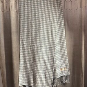 Cashmere Feel 100% Acrylic Light Blue and White Houndstooth 12x72 Scarf